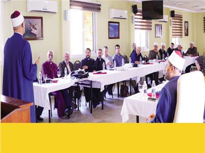 د. نظير عياد أثناء شرح تعاليم الإسلام فى إحدى ندوات المركز بالكنيسة