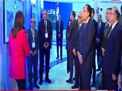 رئيس الوزراء خلال تفقد المعرض