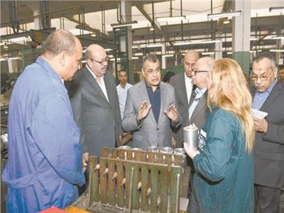 وزير الدولة للإنتاج الحربى خلال تفقده مصنع إنتاج العدادات