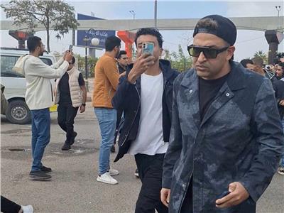 وصول الشاعر تامر لتشييع جنازة محمد رحيم بمسجد الشرطة