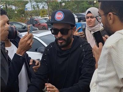 أحمد عصام يصل إلى جنازة الملحن محمد رحيم بمسجد الشرطة