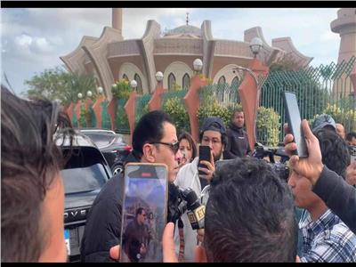 مصطفي كامل يصل جنازة الملحن محمد رحيم بمسجد الشرطة  | فيديو 