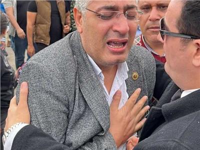 انهيار وبكاء شقيق الملحن محمد رحيم بمسجد الشرطة أثناء تشيع الجثمان