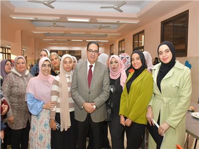 رئيس جامعة القاهرة يفتتح المبنى الثامن بمدينة الطالبات بالجيزة 