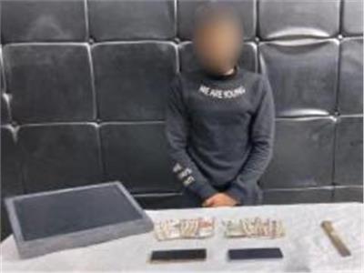المتهم امامه المضبوطات