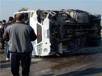انقلاب سيارة نقل «ثلاجة» 