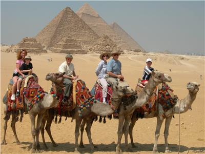 توافد السائحين على منطقة الأهرامات