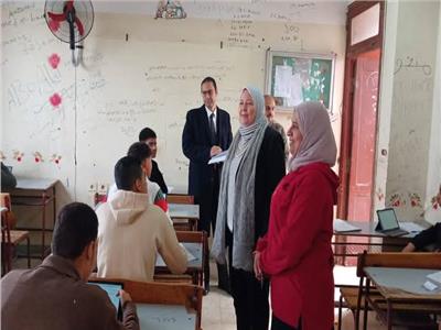 الاستاذة أمل الهواري وكيل وزارة التربية والتعليم بني سويف داخل لجان الإمتحانات 