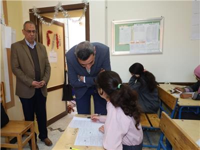 اللواء الشاذلي يسأل طالبة عن مستوى الاسئلة