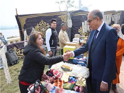 اللواء عماد كدواني، محافظ المنيا خلال الجولة بمعرض “أيادي مصر”