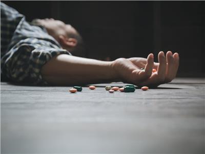 شاب يحاول إنهاء حياة أطفاله