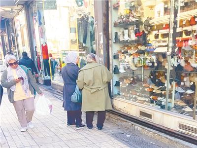 قبل زحمة العيد.. الأوكازيون الشتوي يضاعف الإقبال على شراء الملابس