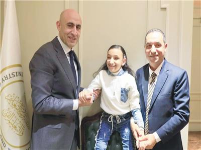  وزير التربية والتعليم مع التلميذة المكرمة