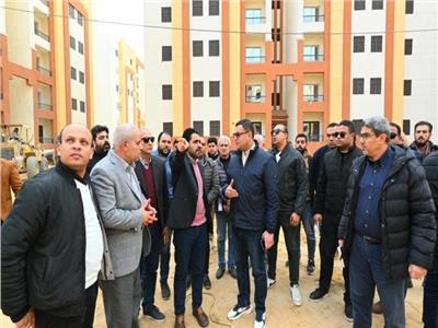 وزير الإسكان خلال جولة بمشروعات الإسكان - أرشيفية