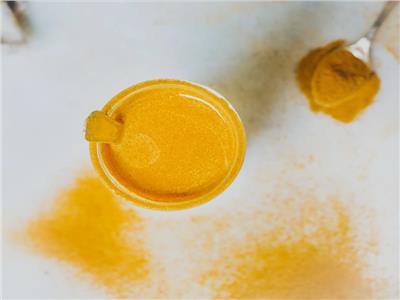 لمتلازمة ما قبل الدورة الشهرية.. كيف يخفف الحليب الذهبي من الأعراض