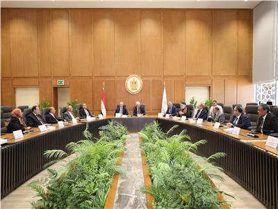 وزير التعليم العالي والبحث العلمي خلال الأجتماع بمجلس أمناء جامعة بني سويف الأهلية