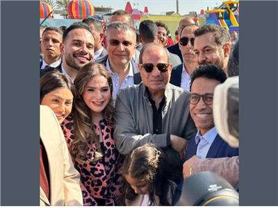 منة فضالي بجانب الرئيس السيسي