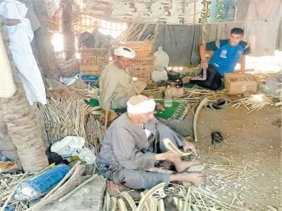 الحرف اليدوية| بدائل صحية صديقة للبيئة.. والعمال: «سر الصنعة» سبب الاستمرار