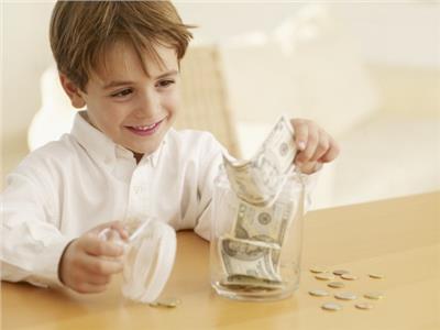 طريقة تعامل طفلك مع العيدية 