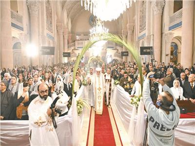 بالسعف والتيجان والترانيم.. كنائس مصر تحتفل بذكرى دخول المسيح للقدس