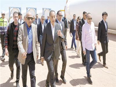د. مصطفى مدبولى خلال تفقده عددًا من مشروعات الطاقة المتجددة برأس غارب
