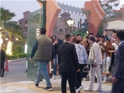 عمرو عبد الجليل يهاجم الصحفيين في عزاء سليمان عيد