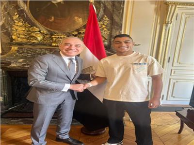 سفير مصر بفرنسا يلتقي اللاعب مصطفى محمد