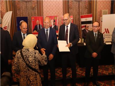 خلال تسليم عقود العمل