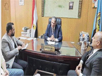 د. عادل غريب خلال حواره مع محرري اللواء الإسلامي