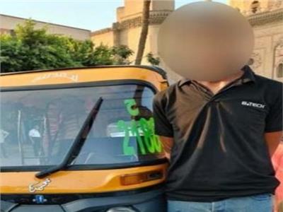سائق مركبة "توك توك"