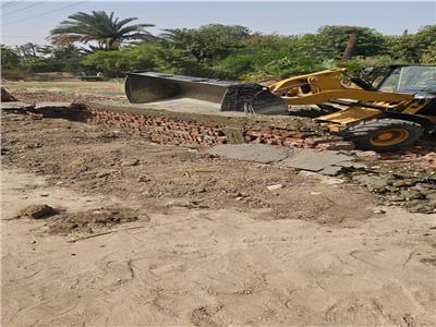 إزالة حالة بناء مخالف بمنطقة الجولى فيل جنوب مدينة الأقصر