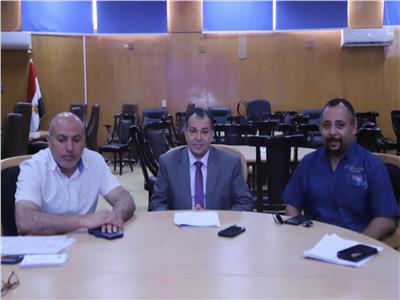 د. أحمد عكاوى رئيس جامعة جنوب الوادي وجانب من الاجتماع