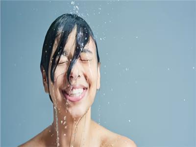 هل يجب الاستحمام في الصباح أم في المساء؟ 