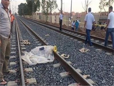 مصرع طفلة  أسفل عجلات قطار 