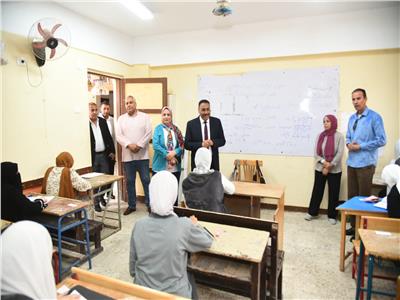 محافظ مطروح يتفقد إنطلاق ماراثون امتحانات الشهادة الإعدادية بالمحافظة 