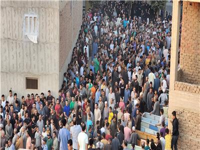 المئات من أهالي قرية كفر السنابسة يودعون الضحايا  