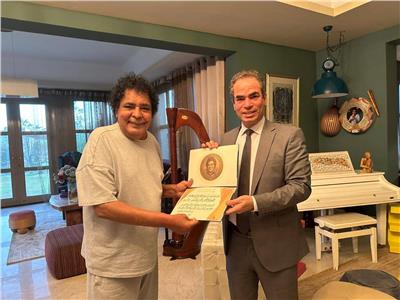 الفنان محمد منير يتسلم وسام ماسبيرو للإبداع