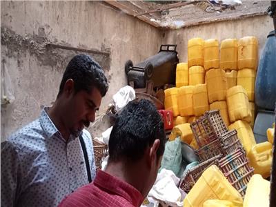 ضبط مخزن غير مرخص يقوم بتجميع زيوت طعام مستعملة
