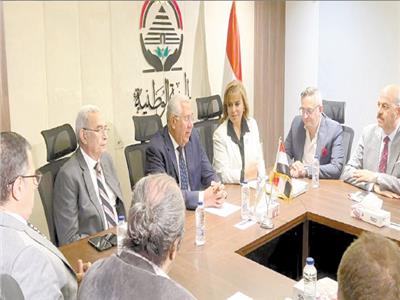 جانب من اجتماع أمانة النقابات المهنية بحزب الجبهة الوطنية