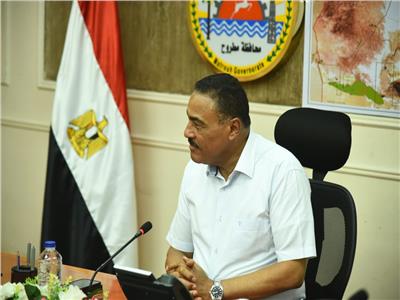 محافظ مطروح يلتقي بعدد من مشايخ سيوة للاستماع لمطالب الأهالي