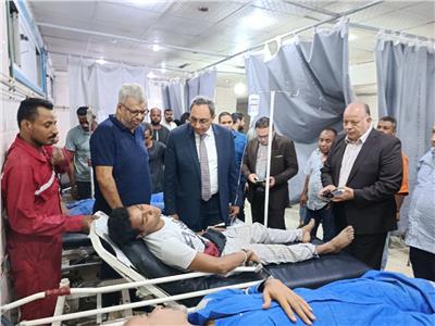  الدكتور خالد عبد الحليم، محافظ قنا في زيارته للمصابين