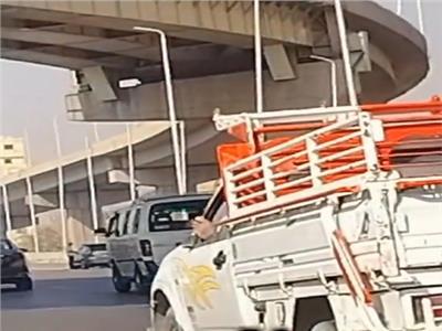 السائق أثناء وضع قدمه خارج السيارة