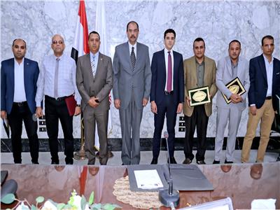 محافظ سوهاج ورئيس فرع الرقابة الإدارية يكرمان  مديري إدارات المراجعة والحوكمة