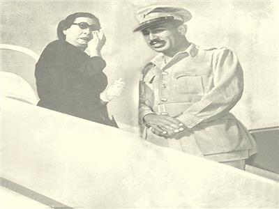 أم كلثوم تمسح دموعها وإلى جانبها البكباشي أنور السادات على سلم الطائرة