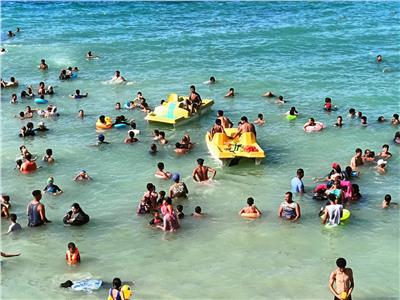 موسم صيف استثنائي على شواطئ الإسكندرية والزوار يشيدون بجهود المصايف| صور