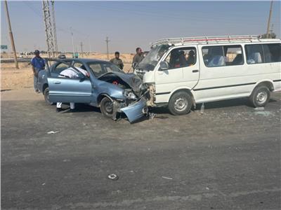الصور الأولى لحادث تصادم سيارتين بصحراوي قنا