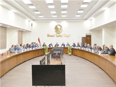 المهندس عبدالصادق الشوربجى يتوسط المشاركين فى الجلسة