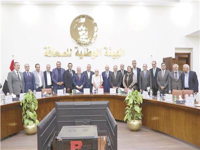 المهندس عبد الصادق الشوربجى يتوسط الحضور فى مناقشات الهيئة الوطنية للصحافة حول تطوير المحتوى الصحفى
