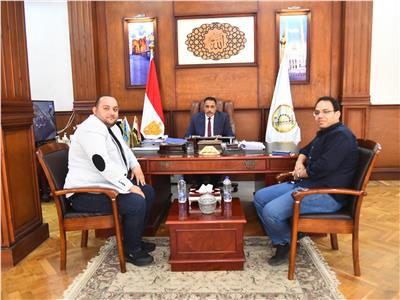 محافظ مطروح خلال اللقاء