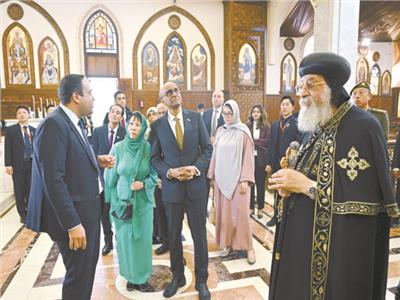 رئيس سنغافورة يستمع إلى تلاوة القرآن .. ويزور البابا بالكاتدرائية